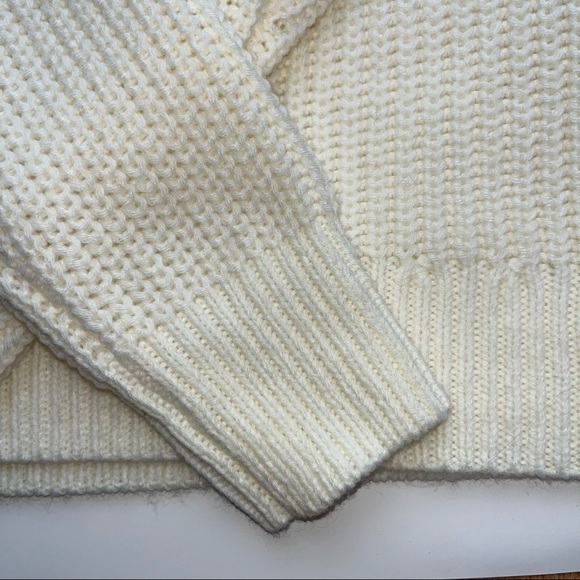 ❤️NWT.WHBM Cream V Neck Wool Sweater w. Pearls. SMALL. - Picture 8 of 12